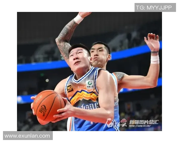 新疆男篮与天津男篮激战正酣谁能在这场对决中笑到最后